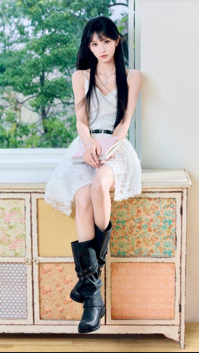 跟不懂这双大长腿的人没话讲🥵田曦薇比脸先来的是腿​​​