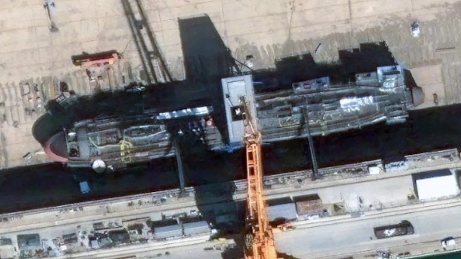 “新图出来了，脚手架搭满，石锤095系列四号舰（095A三号舰）对比老俄的885和885M型，首舰北