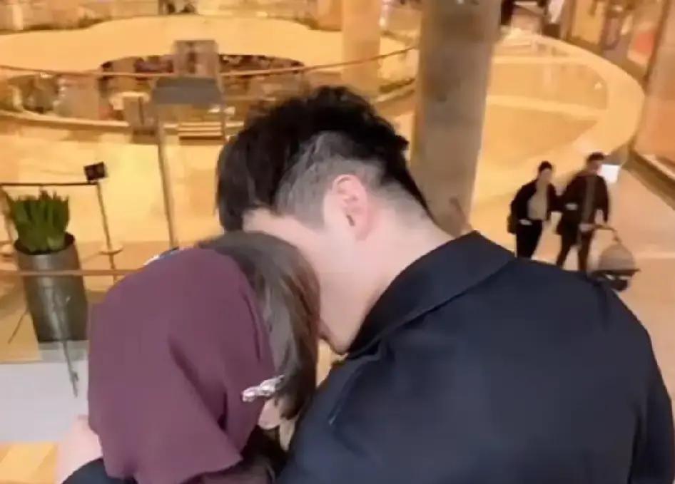 于文红的小男友任任刚把巴博斯大G开回家，她转头就冲前夫罗兰多喊话：把我送你的那辆