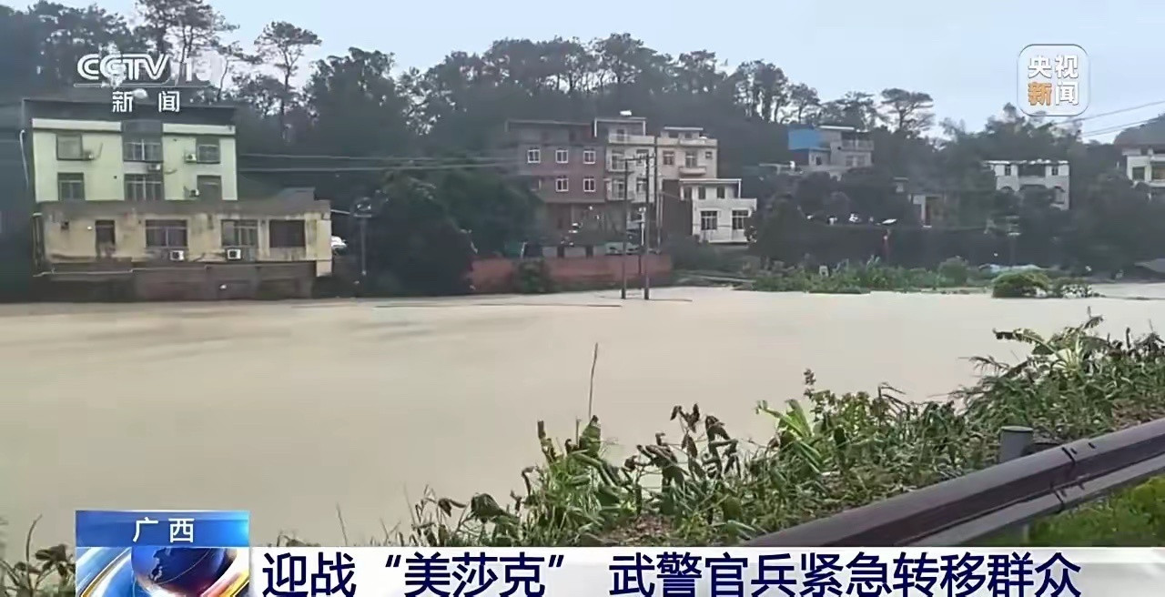 广西内涝广西这两天太难了！大雨下不停，城里街上全是水，车子泡水里了广西这两天被暴