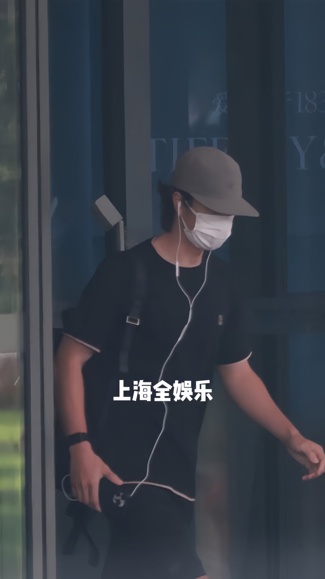 王一博到达上海路透图。​​​