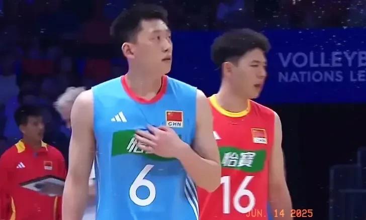 风云突变，第三局13比25，仿佛是中了魔咒，中国队突然间集体崩盘，乱了阵脚。本来