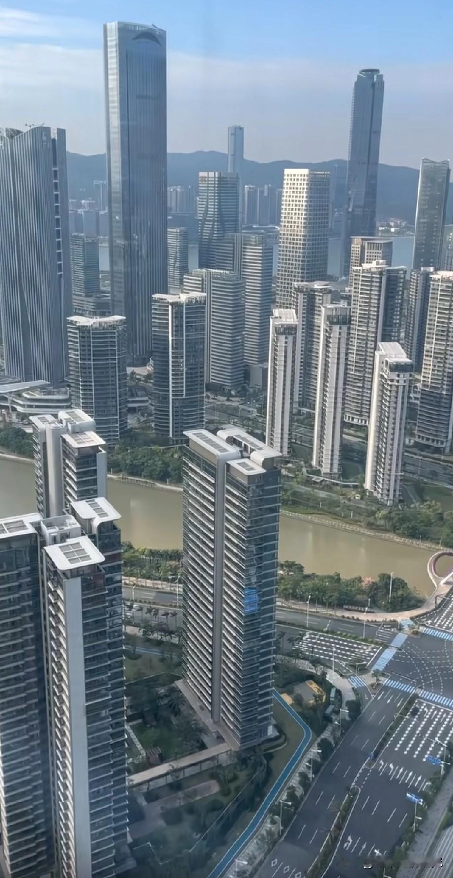 这个角度拍摄的珠海城建看起来不输“一线城市”，珠海经济属于三线城市的水平，但珠海