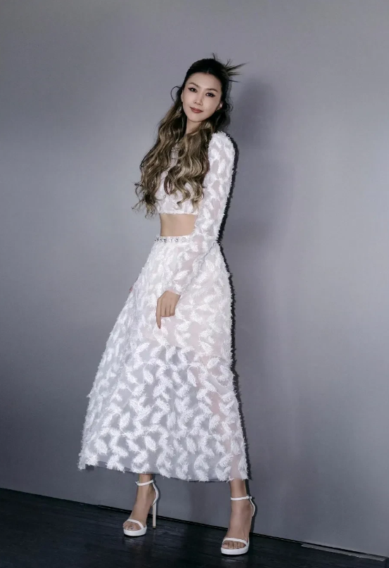 王蓉身高165cm，流行乐女歌手、音乐人。能唱能舞，非常有节奏感！个人打扮风格