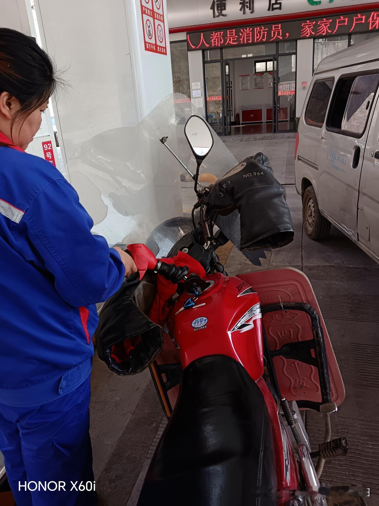 贵州对摩托车的友好今天加油站看见贵州摩托车在加油站加油画面，可以摩托车加，