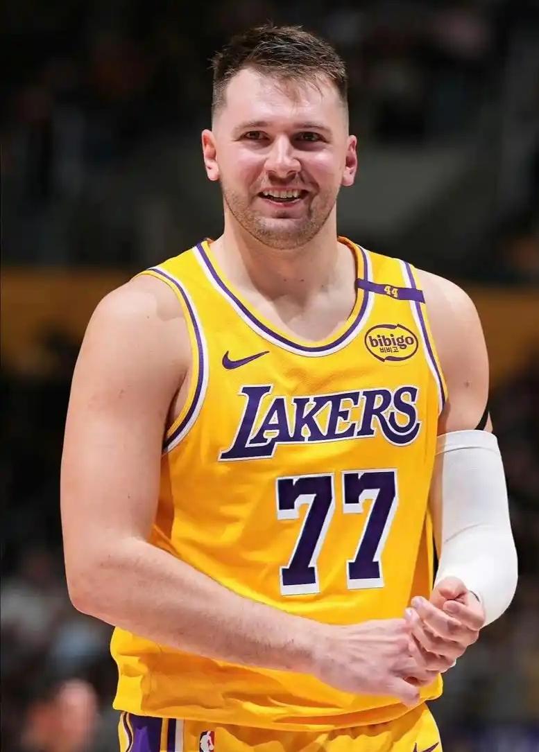 阿里纳斯在节目中为东契奇打抱不平。他说，东契奇带队要82胜0负才有机会成为MV