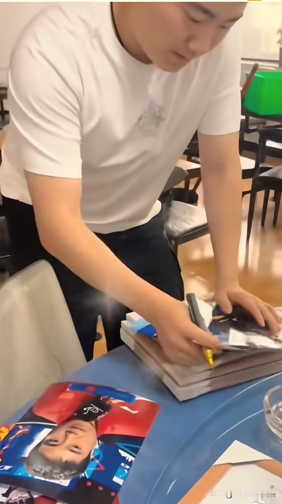 大胖回河北，除了和朋友聚餐，还去老丈人烧烤店给老丈人撑门面，签了一大堆名，