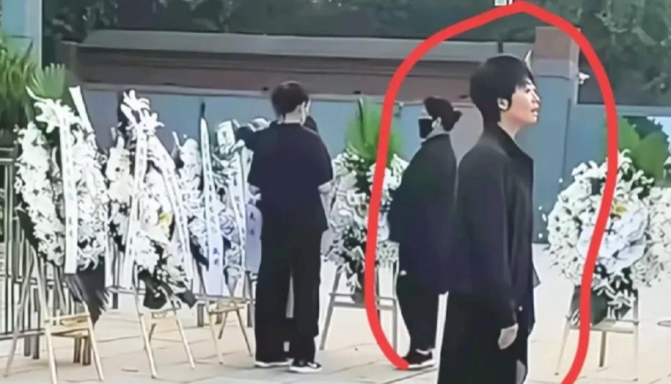 敬一丹女儿没想到这么厉害，长的太像妈妈了，神态动作一模一样。亲自布置现场，强忍泪