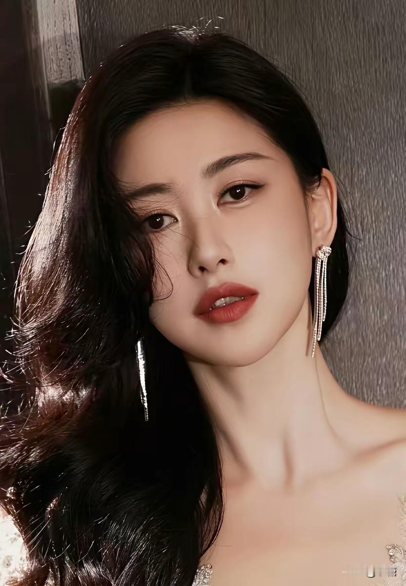  十年百美榜单，朱珠厚积薄发朱珠演员大器晚成自带风情的朱珠，连续十年入选全球百大最美面孔，典型大器晚