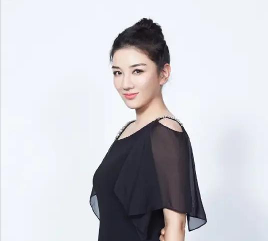 2020年筹拍《繁花》时，王家卫邀请黄奕出演。黄奕问:“拍多久？”王家卫说:“不