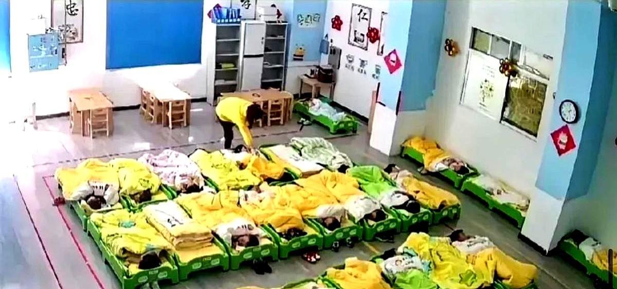 突然发现孩子上幼儿园就是在睡觉，我们家孩子一个月2500的学费。每天早上八点送