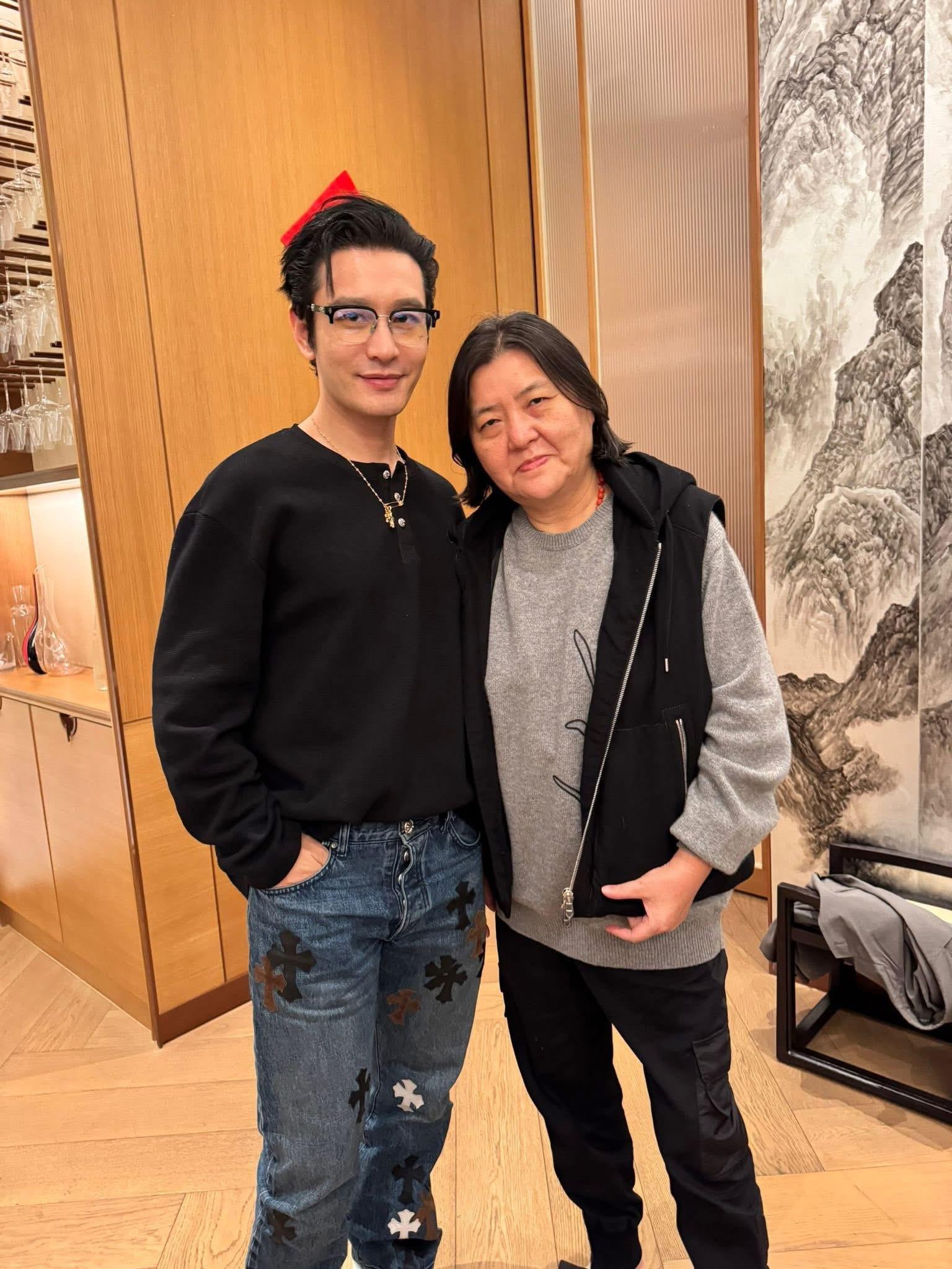 宽姐晒出和黄晓明合照！