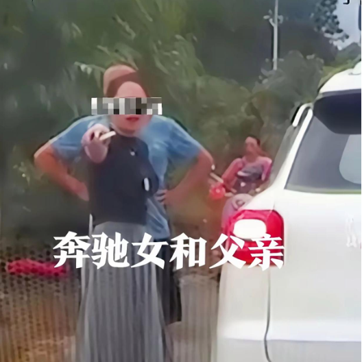 奔驰女的“作”，根源全在她爸那毫无底线的兜底。原本大家以为车后那男的是她老公，结