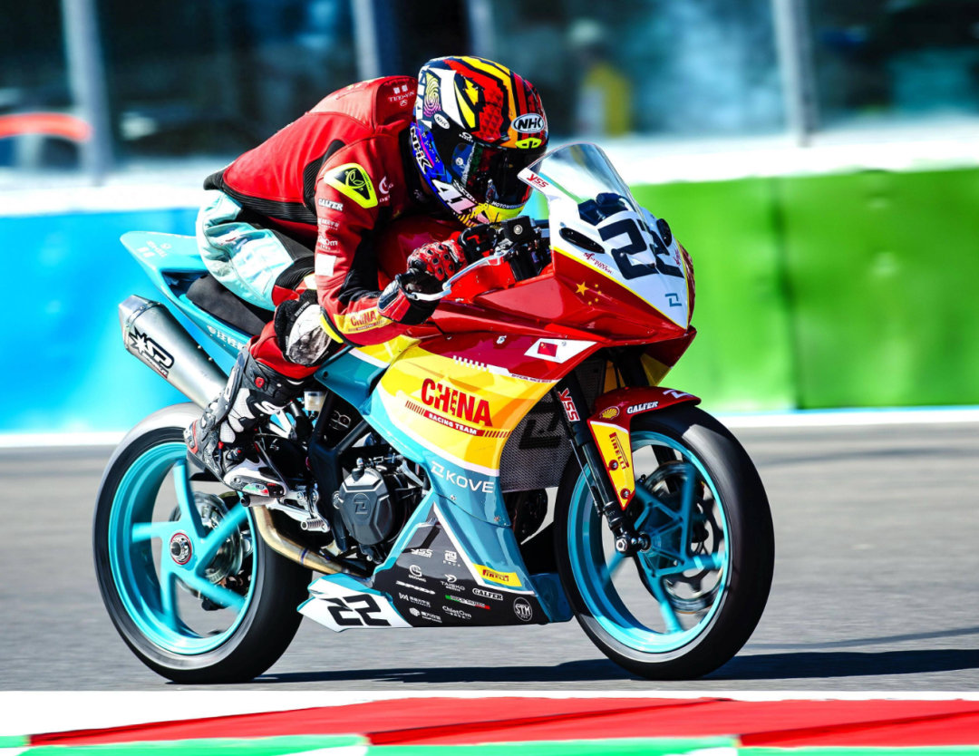 【张雪回应网友想要踏板摩托：这款偏运动越野风格售价贵，推荐买豪爵】张雪推荐网友买