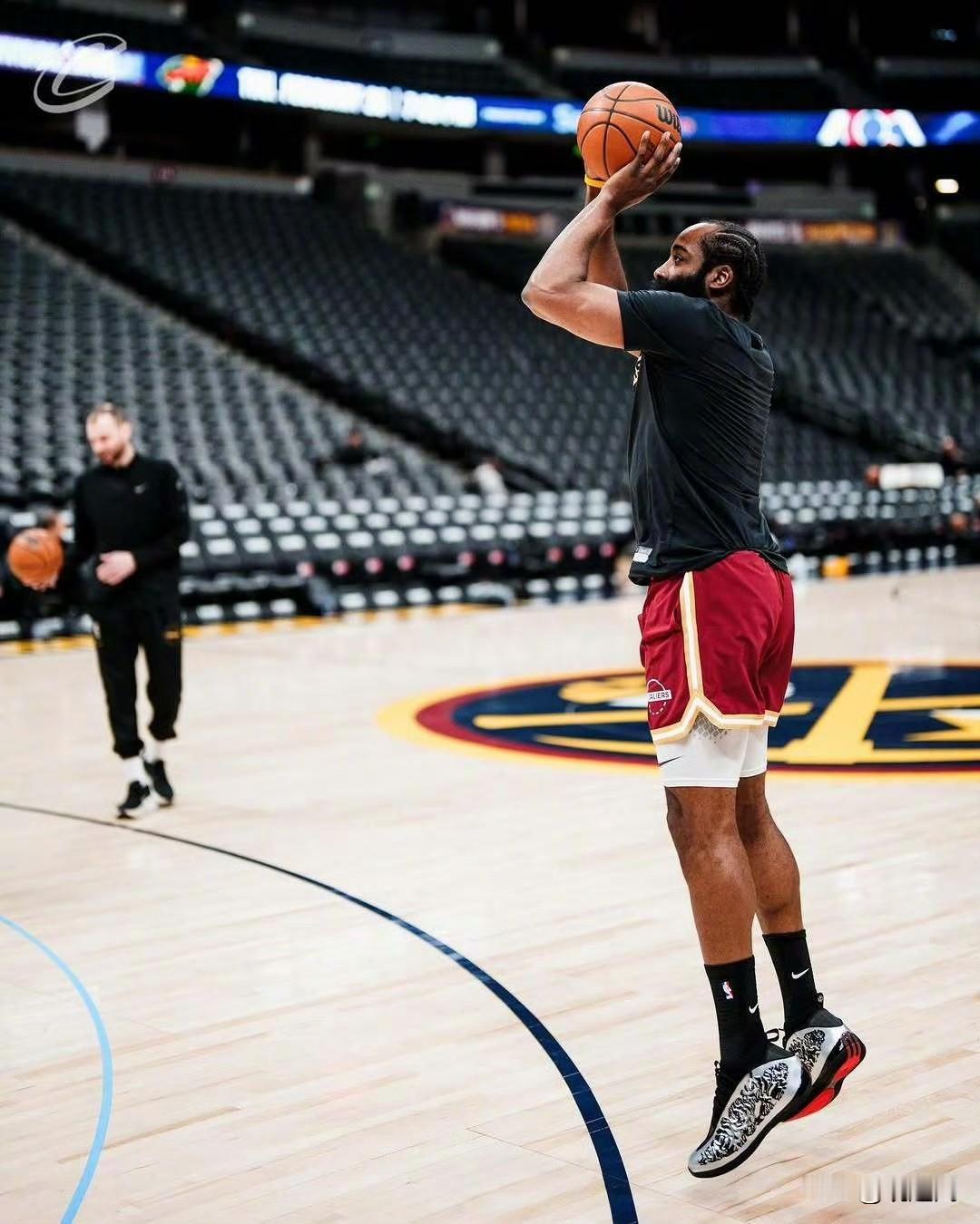 哈登早早来到掘金主场训练热身！骑士全队在哈登的带领下在掘金主场热身今天10点