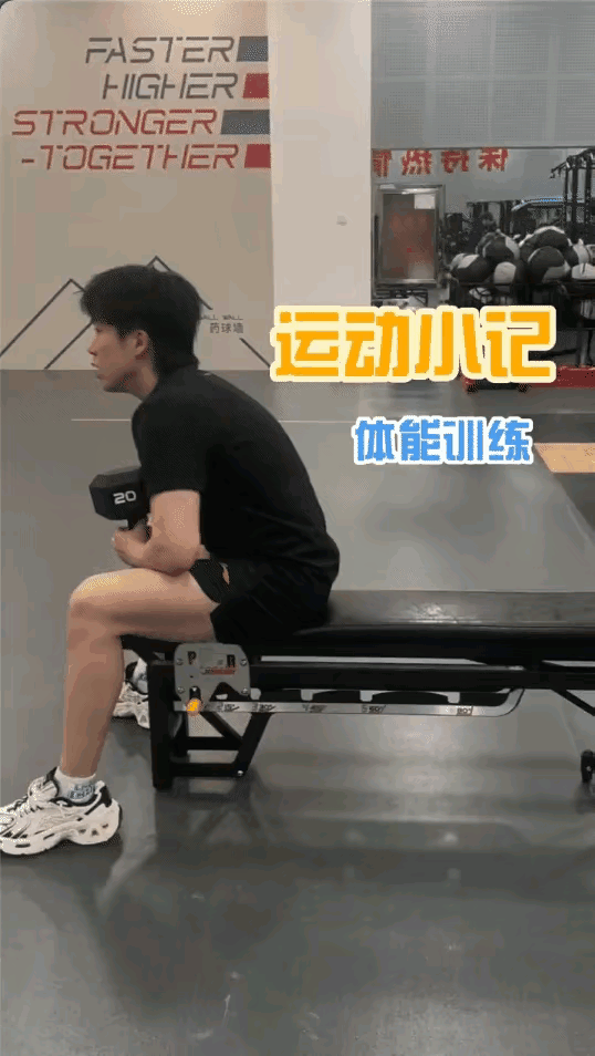 王楚钦的抖音更新太实在了——没有花里胡哨的剪辑，全是体能训练的生图：绑着沙袋冲刺