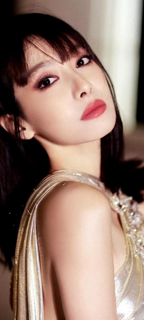 宋茜的夜色鎏金造型，才是贵气感的正确打开方式不用硬凹姿态，也不用堆砌华丽。