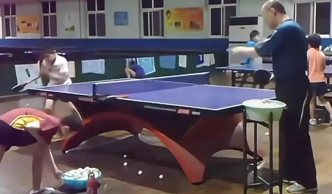 看看小时候莎莎训练有多拼。打完了，就再捡起慢慢一球框的小白球，看教练和别人练球