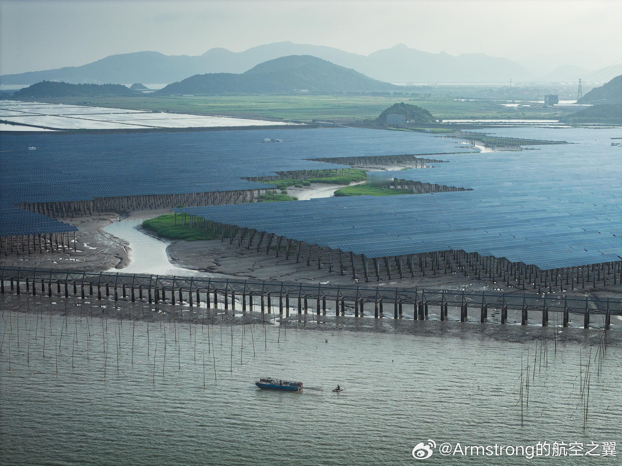 浙江省宁波市象山县滩涂光伏电站，100000个桩上有63000块面板，每年发电3