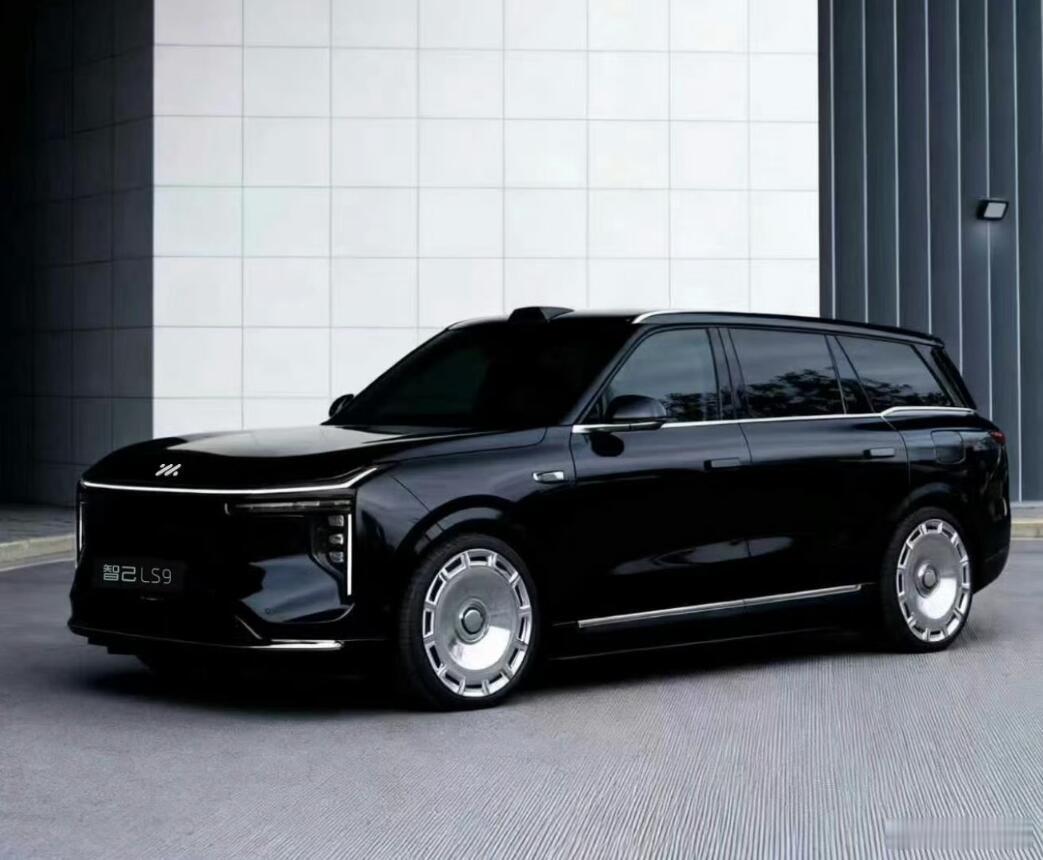 大型豪华SUV赛道，真是越来越卷了哈！现在市场上的款式也是相当多，比如说扛把子的