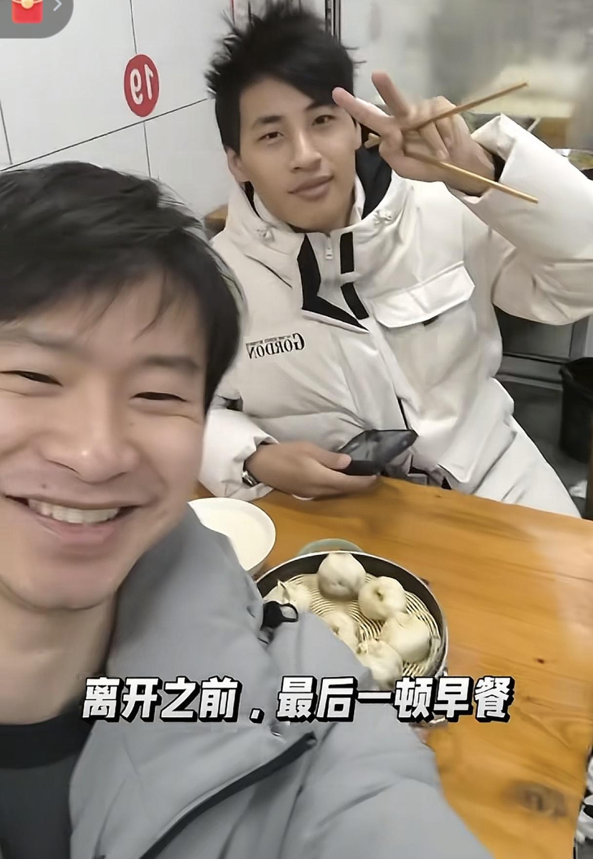 高洋要回加拿大了！云鹏舍不得他，我们也舍不得他！高洋给人一种很安静的感觉！看