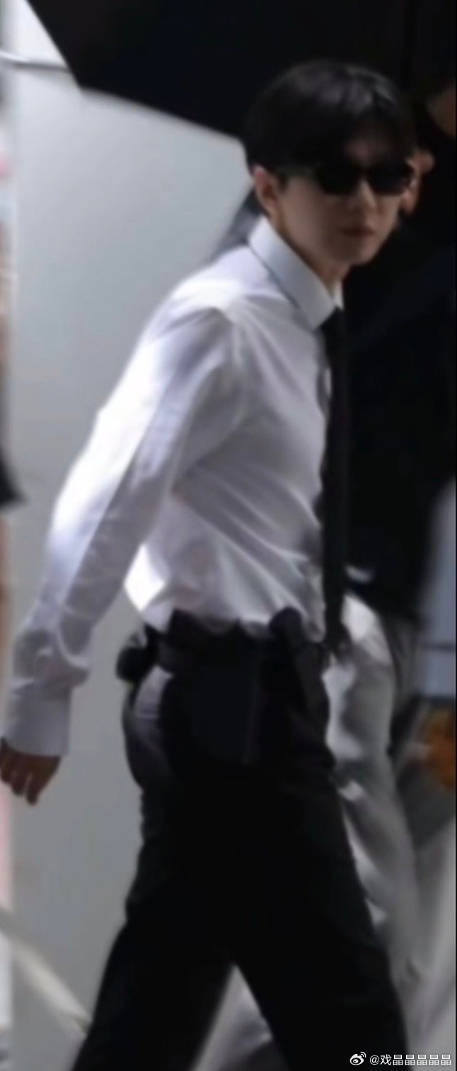 可以看得出来，香港美食真的多。香港阿sir应该是挺精神的啊，怎么会含胸驼背？