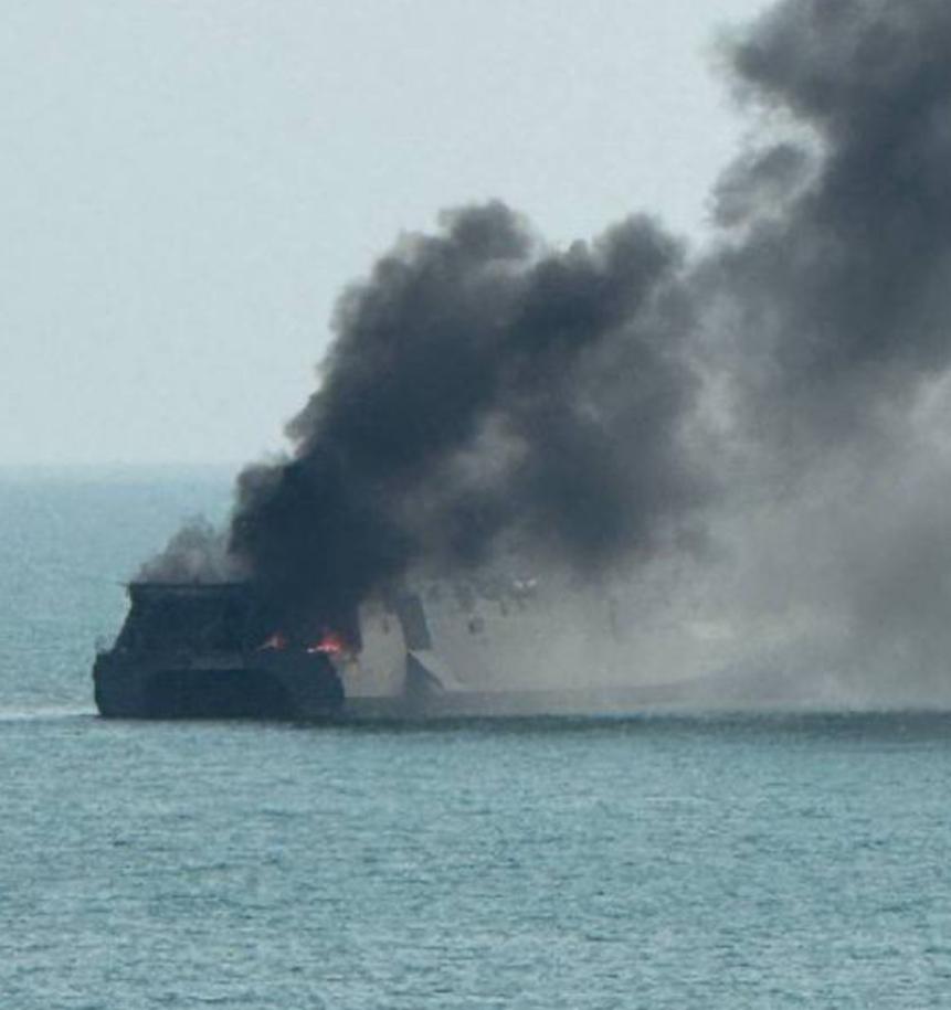 伊朗海军搭载垂发系统的“烈士赛义德·设拉子”号在阿巴斯港附近遭遇美国攻击起火。虽