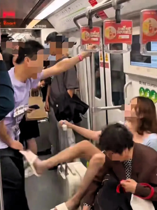 上海地铁里发生踢裆事件。一个男的和一个女的发生了争执，互相攻击对方。这