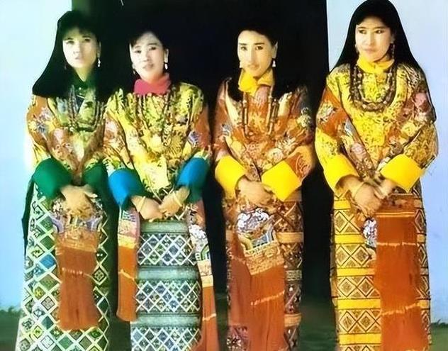 多情国王将姐妹4人纳入后宫，都是亲戚，不见外。不丹第四任国王吉格梅·辛格·旺楚