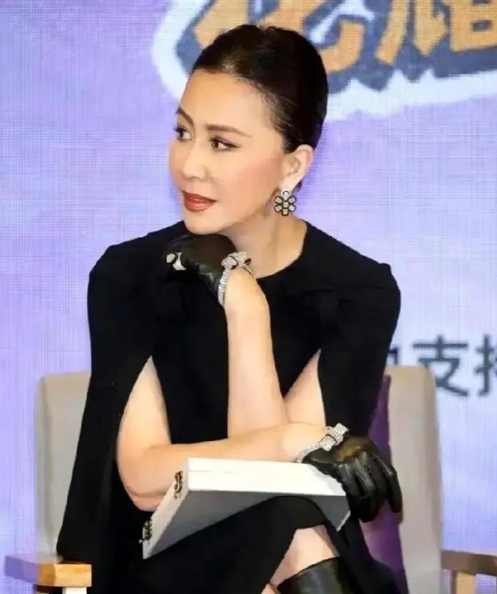 梁朝伟提过，说刘嘉玲的洁癖，已经不是爱干净那么简单。前一秒，她还能笑着跟人握手，