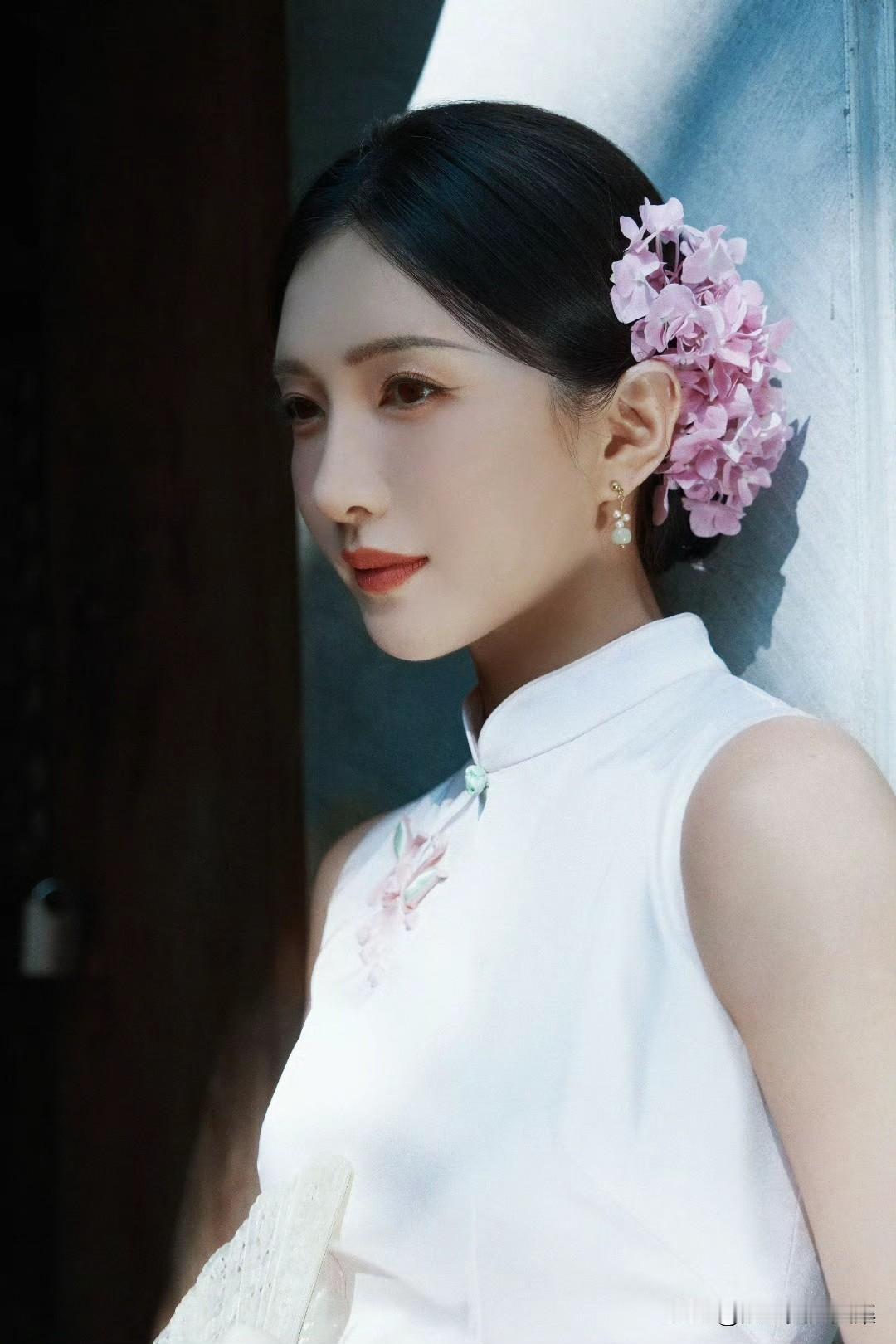 江疏影这白衣旗袍造型，简直美出天际！一袭白色旗袍，宛如冬日里的初雪，干净又纯粹。