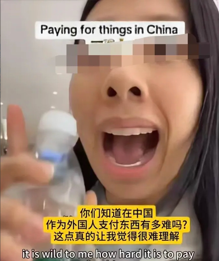2025年，一个亚裔女孩在网上怒骂中国火了。她吐槽中国手机支付太麻烦了，美国的信