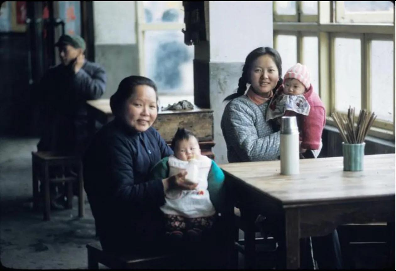 眼见为实，拒绝忽悠图一，1971年的无锡某店铺内，那暖水壶真的很穿越啊；图二