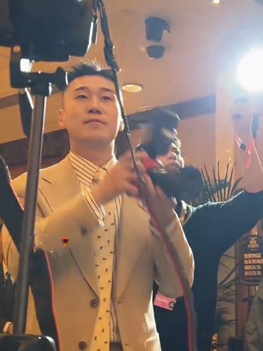 杨九郎参加搜狐时尚盛典，走红毯，秒变“站哥”！搜狐有活动，杨九郎必到，两者关系如