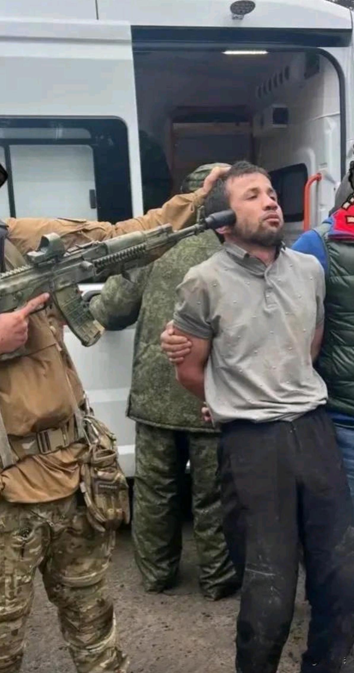 对待这些恐怖分子时，俄罗斯特种部队绝不会手软。他们用枪指着恐怖分子的头颅，还抓着