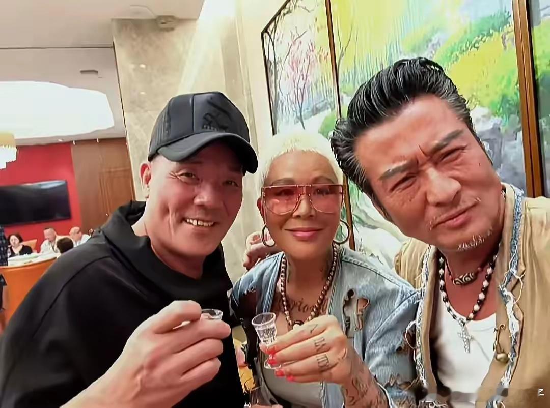 港片反派聚会！莫少聪与前女友喝到脸红，孙兴复合寸头富婆秀恩爱​​​