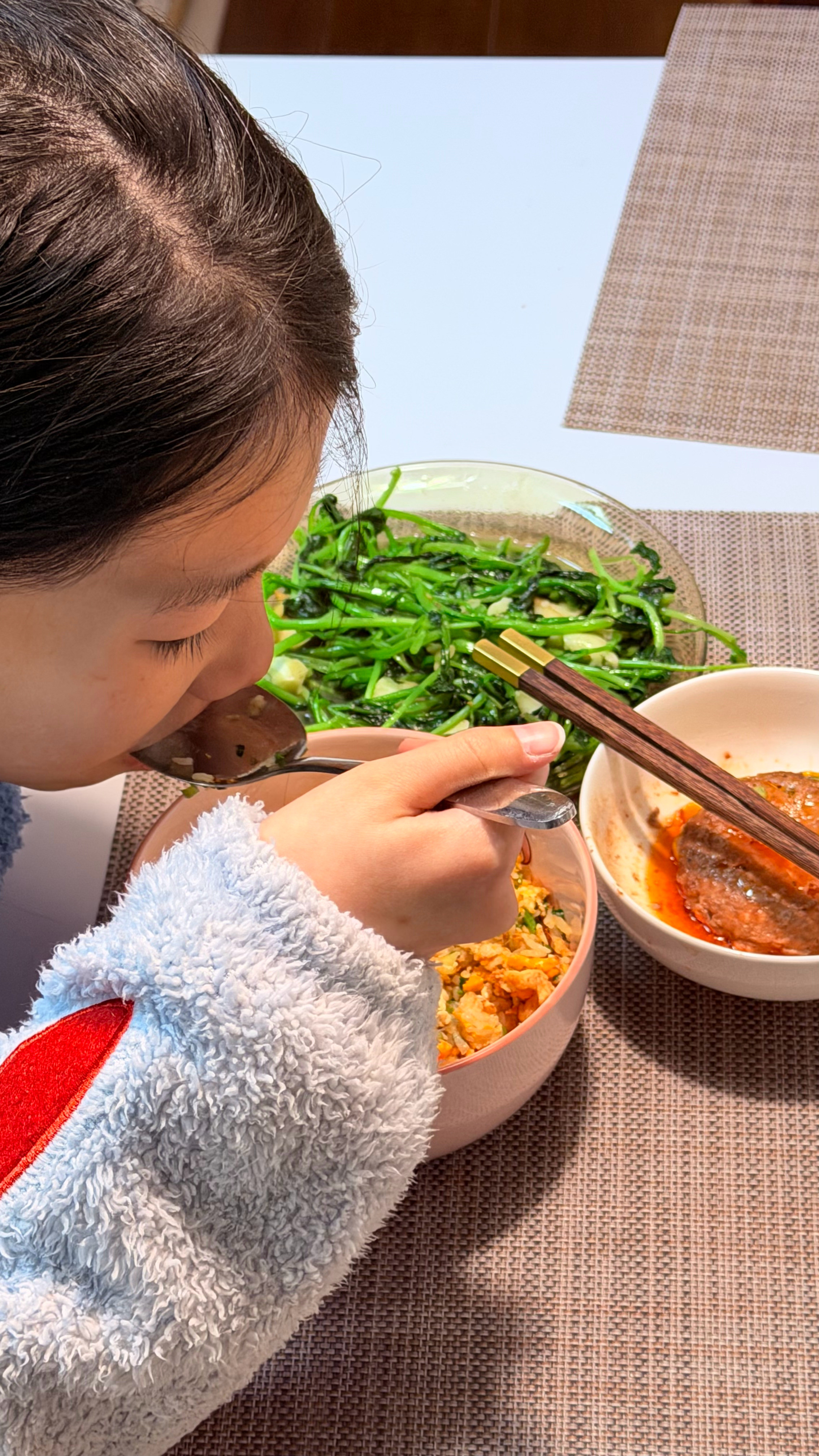 老大写完作业饿了！弄一口！鸡毛菜、蛋炒饭、黄油牛肉饼！长身体饭要跟上！ps：其实