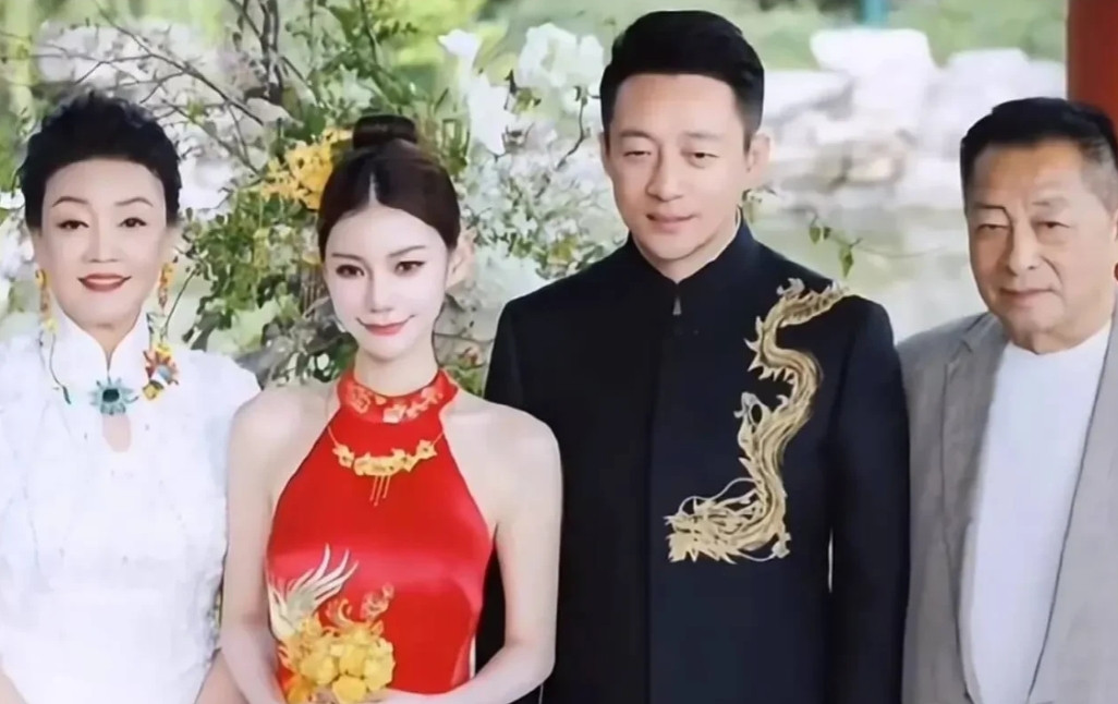小夫妻俩的婚礼圆满结束，看看敬茶环节，夫妻俩给双方父母敬茶，兰姐和汪大爷坐着一起