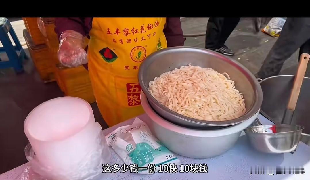 10元钱吃到撑，东北街头10元打卤面自助，想吃几碗就行，小伙儿连着吃了两大碗