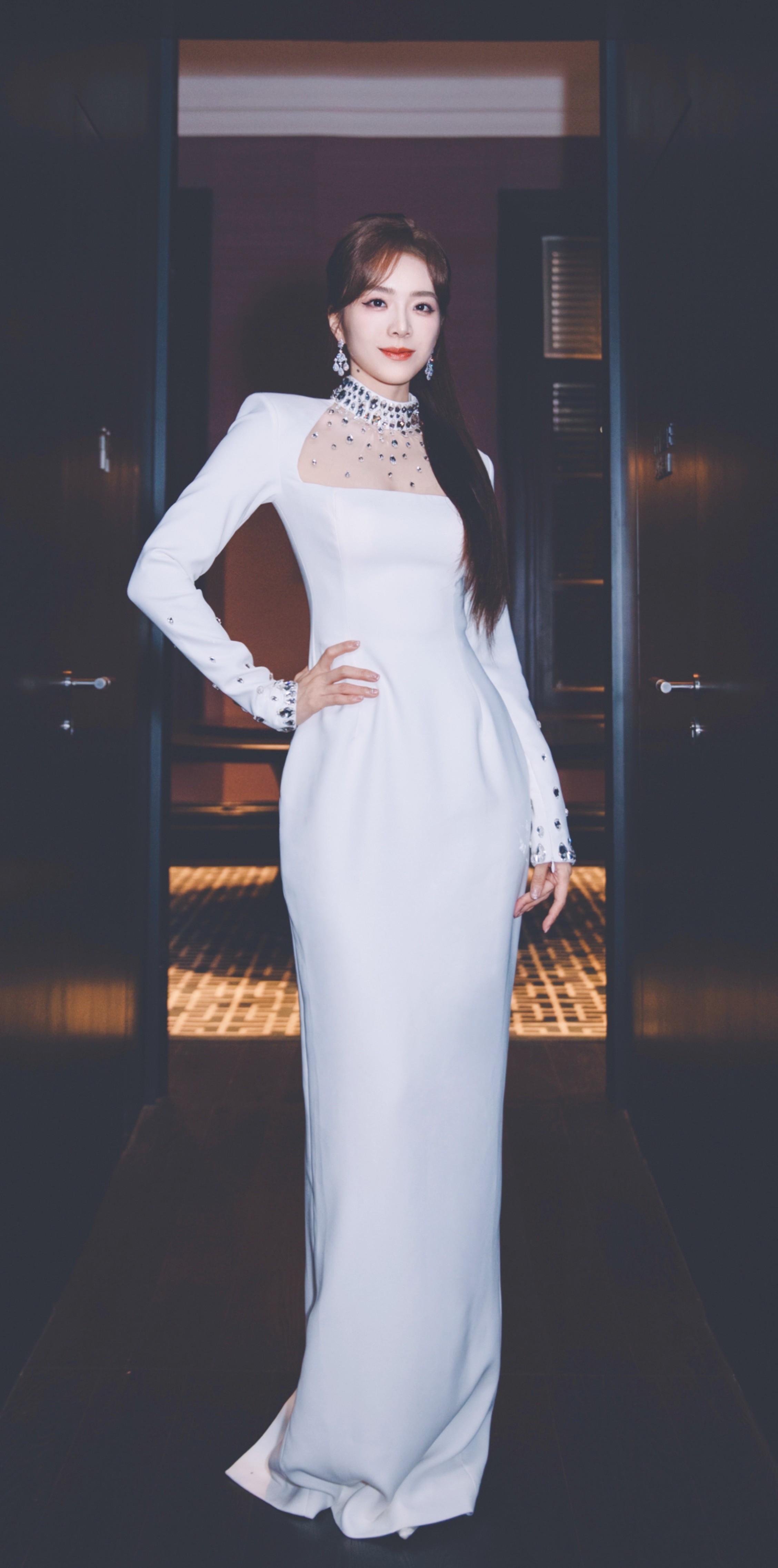 余霜壁纸精选：白裙轻盈婀娜，优雅明艳柔美。余霜