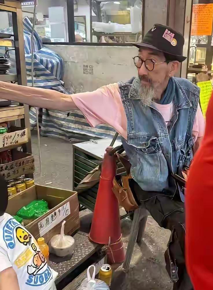 65岁TVB绿叶王车保罗街头被偶遇！1米9的大个子佝偻着背，白胡子垂到胸口，穿件