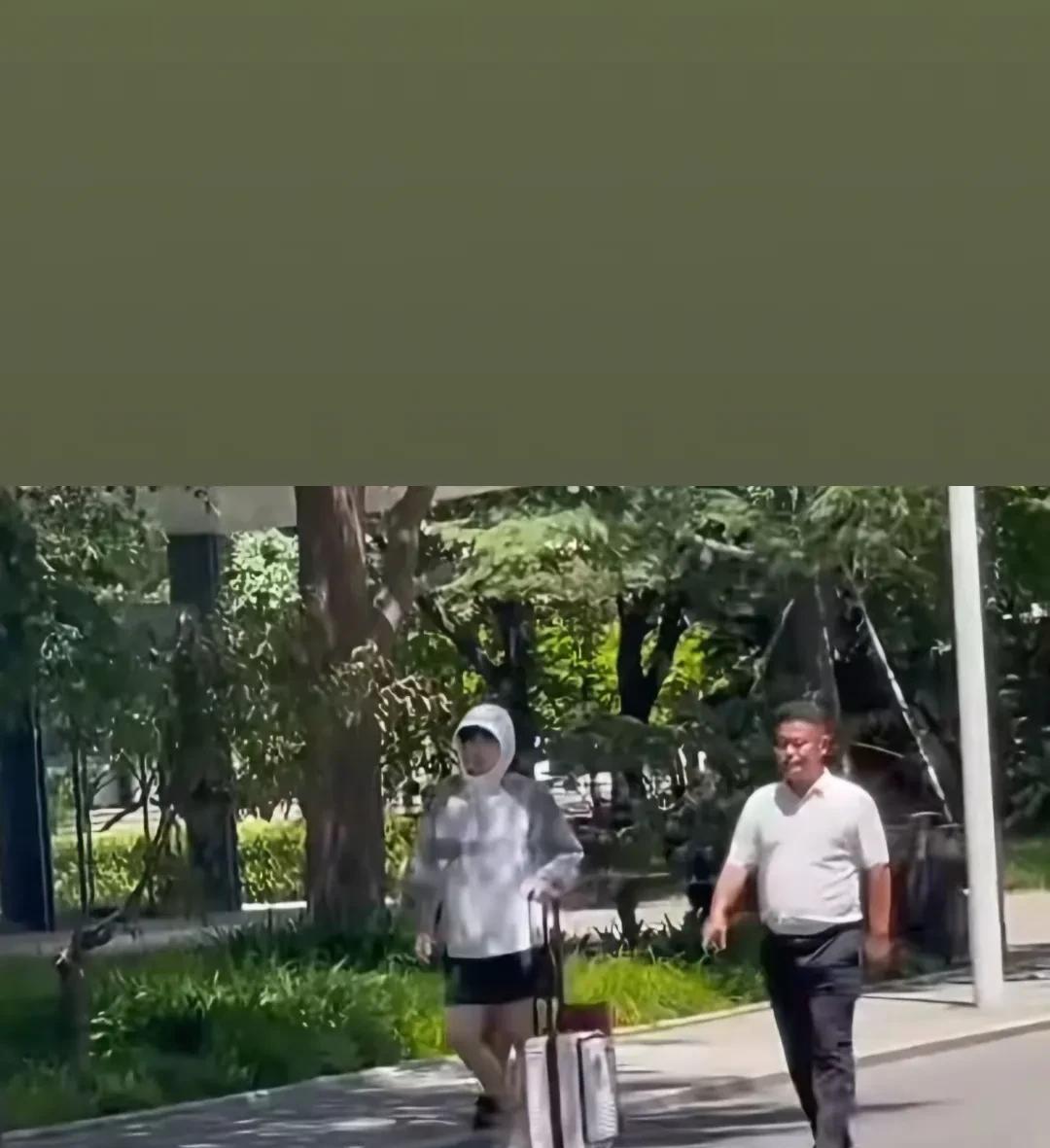 这两张图一对比，还真有半个意思，大头后面那个是谁？我搞不懂了，怎么前一秒还是两