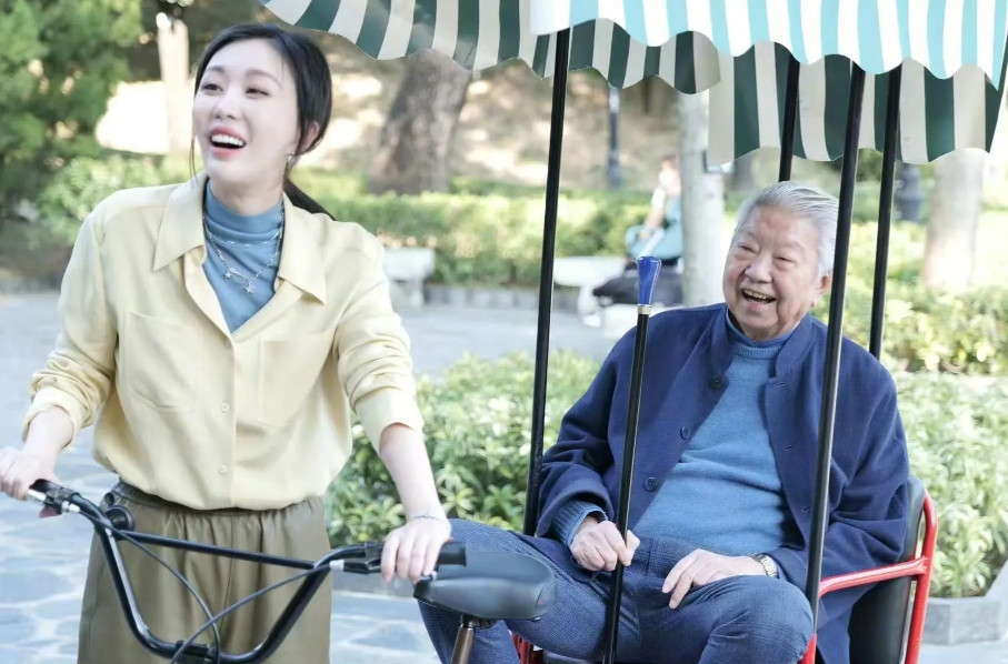 蔡澜去世，田朴珺发文“先生一路逍遥洒脱愿你一路走好”你会说她们有什么交集