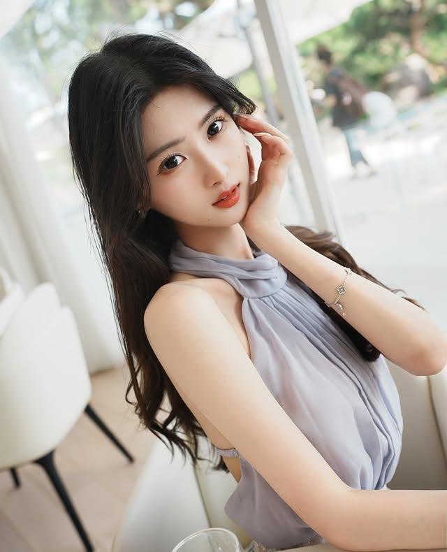 温柔甜美的少女，浅紫色连衣裙，自然光线下显得格外动人。你日常是怎样穿搭的文艺女