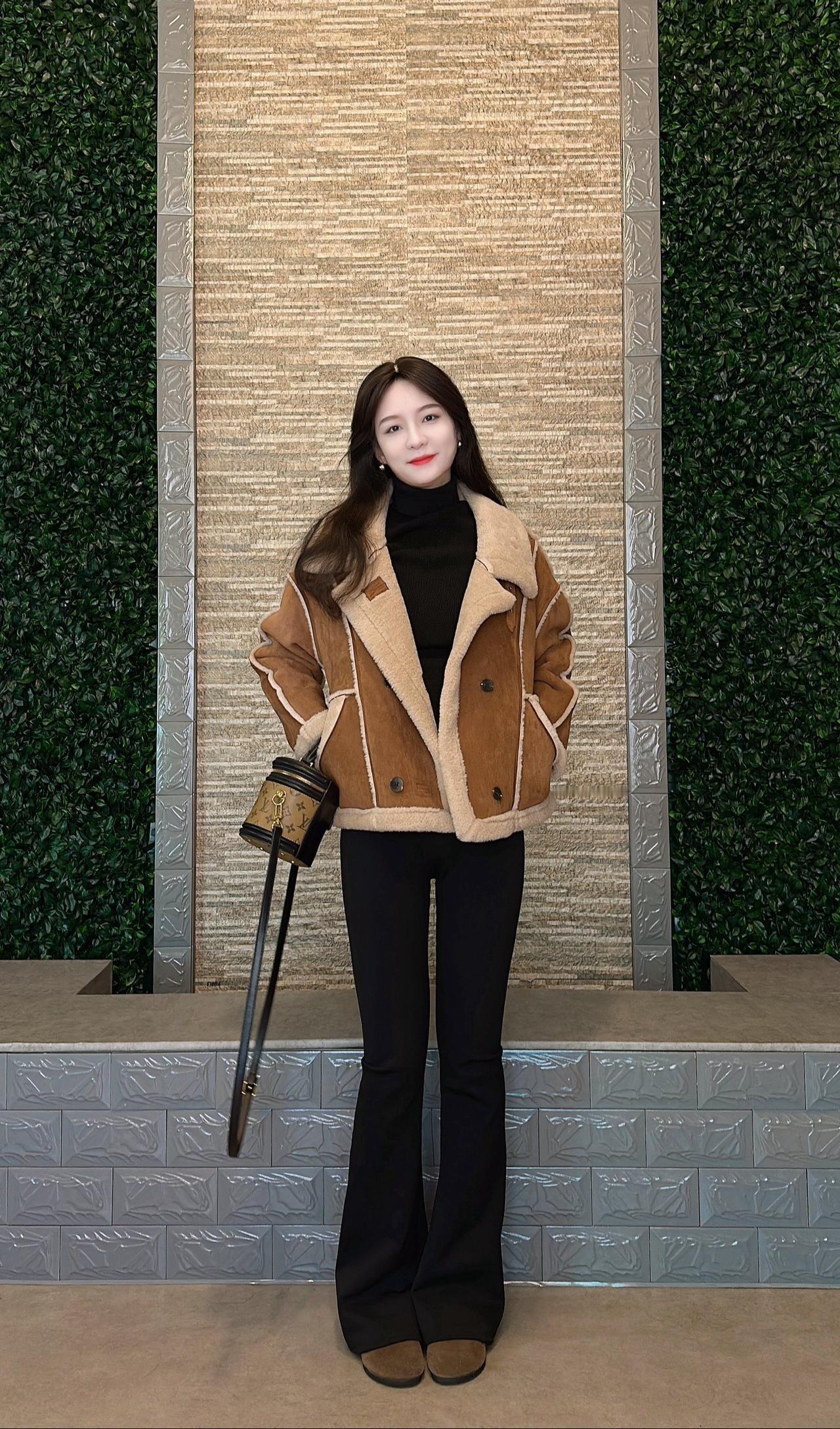 皮囊而已，看似快乐，其实都是在硬撑，可笑的是成年人的疲惫它都藏在(仅自己可见里)