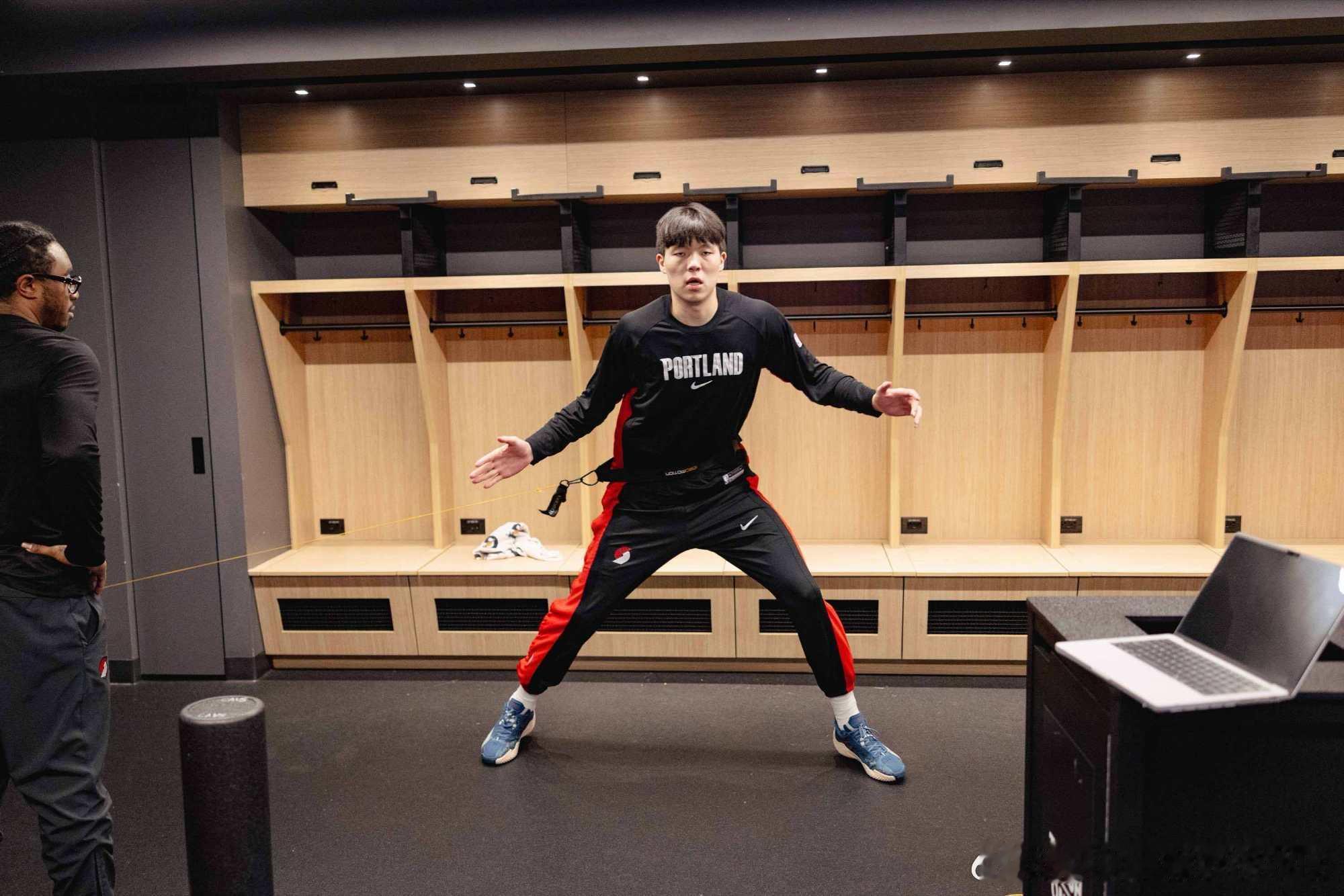 波特兰开拓者开拓者战胜骑士队赛后发布会，阿夫迪亚接受采访谈到半场比赛和杨瀚森的