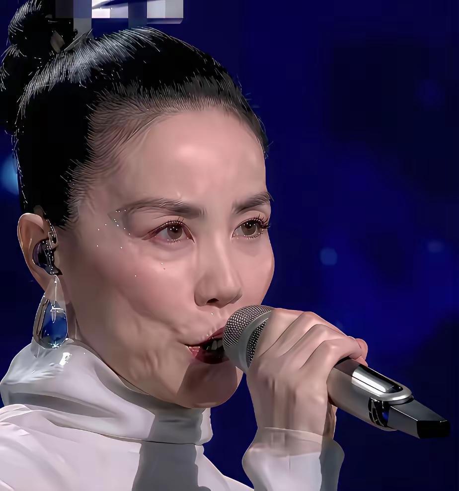 一早起来，被王菲吓了一跳！说实话，每次看王菲，都是远远的看，只觉得她瘦，气质