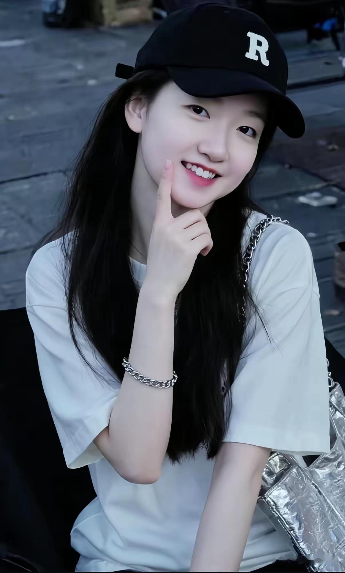 哇，不是吧，没想到留了长头发的孙颖莎看起来这么好看呀。这简直就是小仙女本仙呀