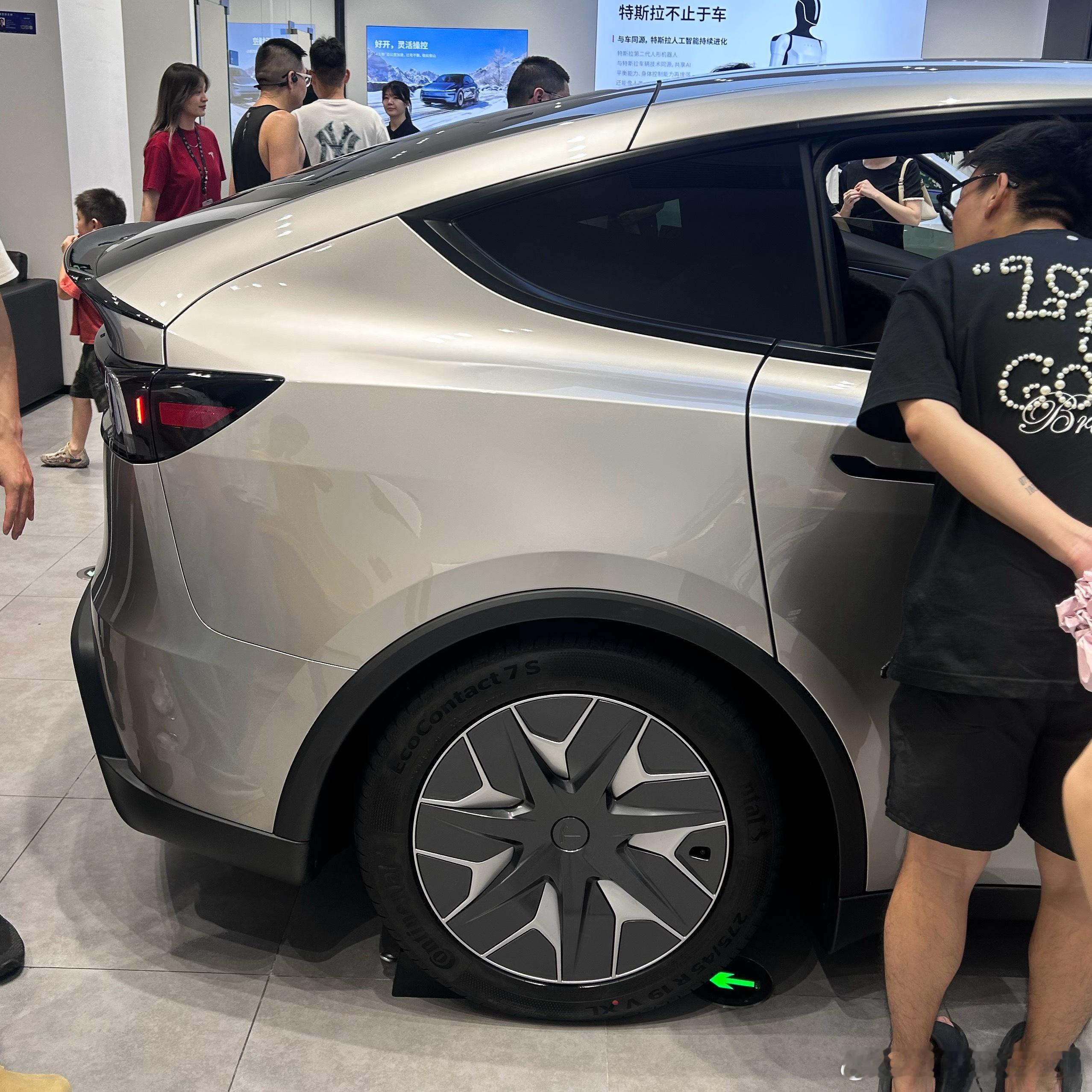 昨天也看了特斯拉ModelYL[doge]一台紧凑的，很