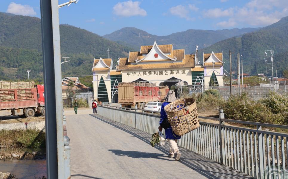 缅北勐古县的的居民，背着大篓子，就要过口岸到云南省了。过来的缅北民众，大家看到了